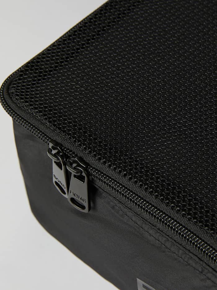 Borg Travel Garment Cases in Black Beauty (Zwart) met mesh panelen en dubbele zwarte ritsen, close-up. - Image 3