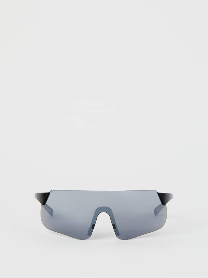 Vooraanzicht van de Björn Borg Running Sunglasses in Black, een lichtgewicht shield-lens voor hardlopen. - Image 3