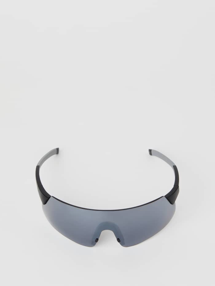 Björn Borg Running Sunglasses in Black in vooraanzicht met een lichtgewicht shieldlens voor stijl en hardloopprestaties. - Image 2