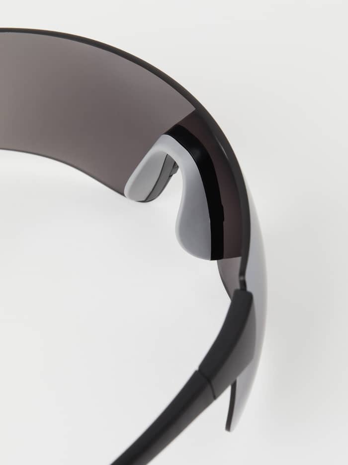 Verstelbare grijze MEGOL rubberen neusvleugels op de Running Sunglasses in Black voor hardloopprestaties. - Image 5