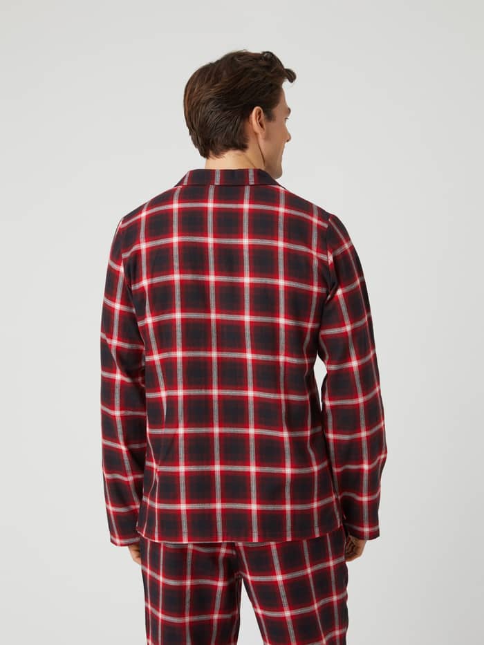 Rückansicht des Core Flannel Pyjama Shirt im Lumber Check (Rot) aus weichem Baumwollflanell für Herren. - Image 2