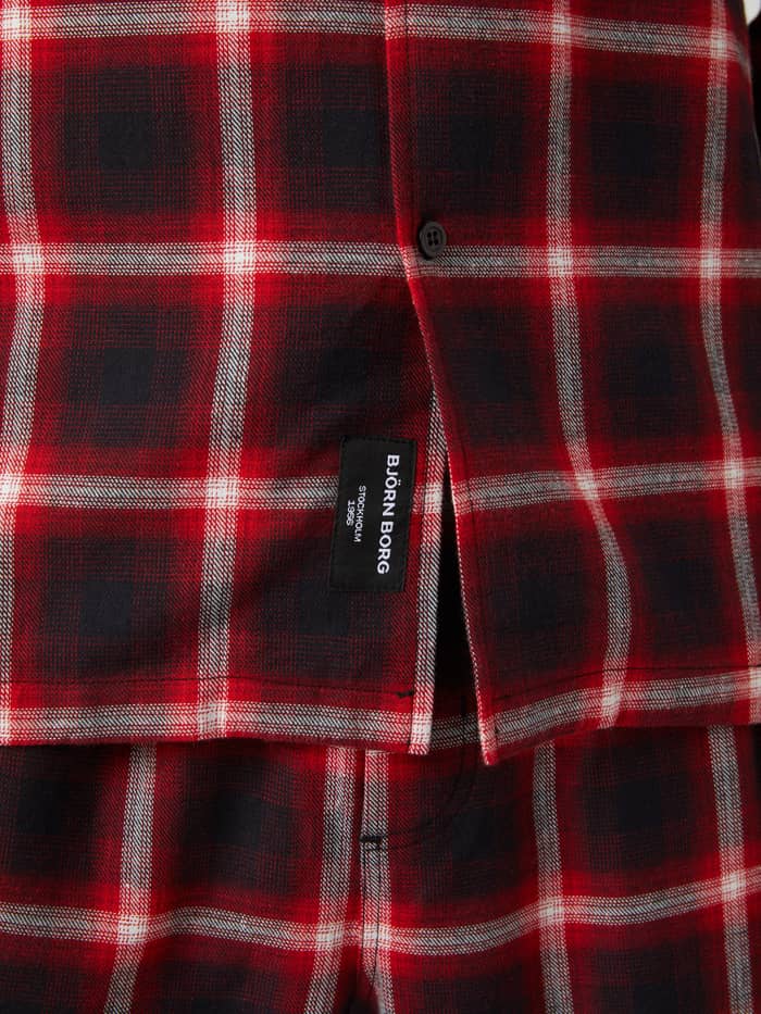 Nahaufnahme des Core Flannel Pyjama Shirt in Lumber Check (Rot) aus weichem Flanell mit Karomuster und Logo-Etikett. - Image 5