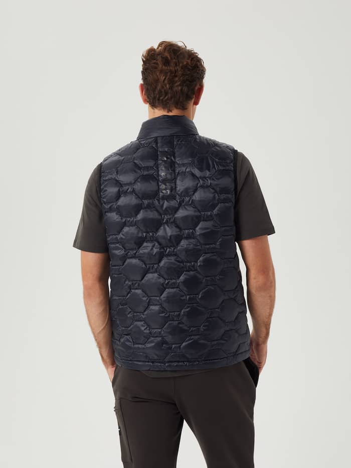Achteraanzicht van een man in de Borg Down Liner Vest in Black Beauty (Zwart) met zeshoekig stiksel en tonale logostreep. - Image 3