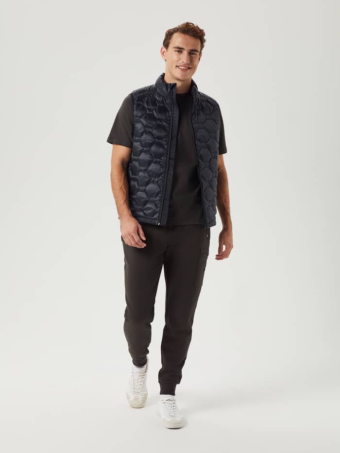 Vooraanzicht van een man in het functionele Björn Borg Down Liner Vest in Black Beauty (Zwart) met bijpassende joggers. - Image 4