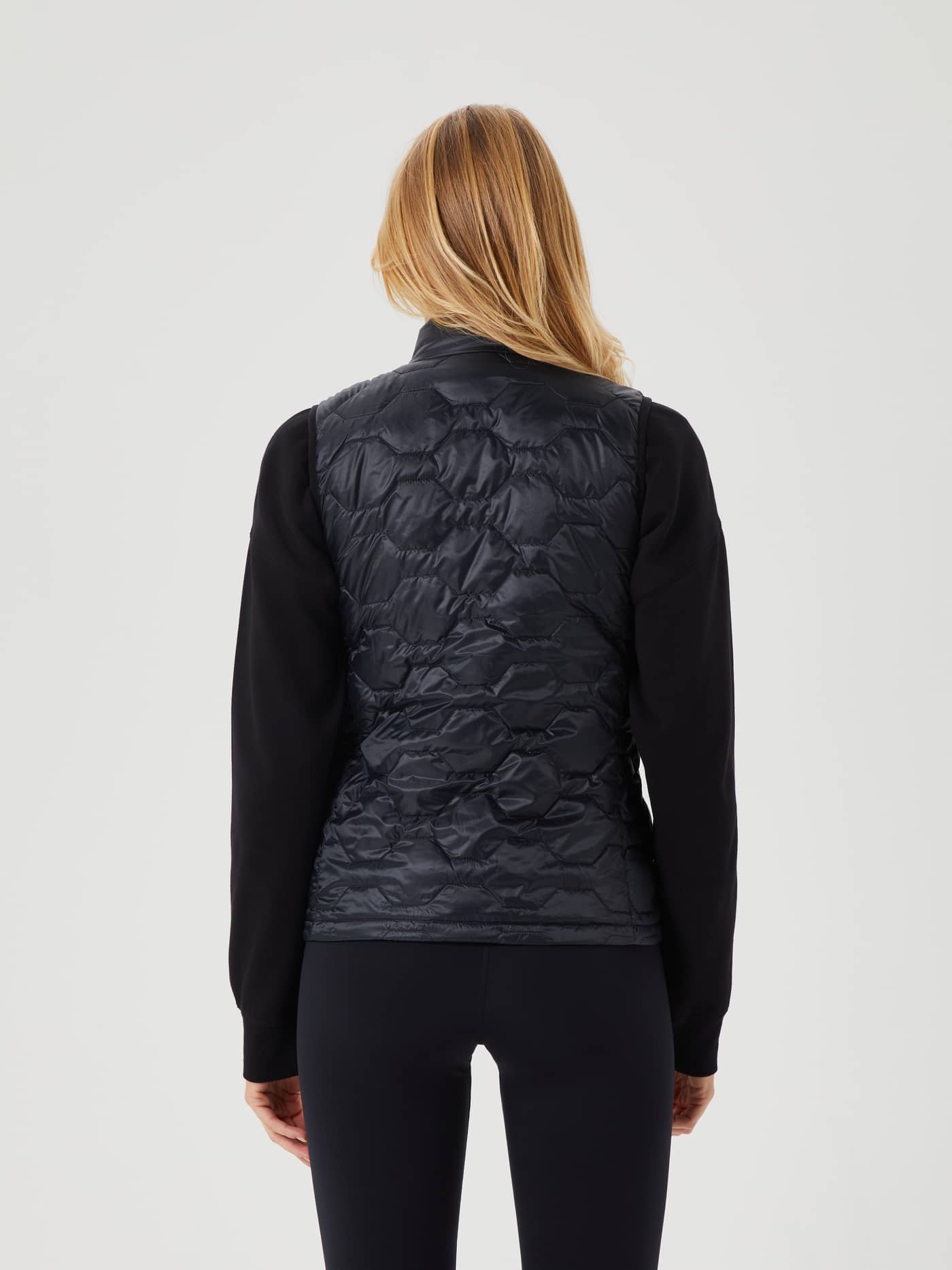 Rückansicht eines Models in der gesteppten Borg Down Liner Vest in Black Beauty (Schwarz) mit stylischem, schmalem Fit. - Image 3