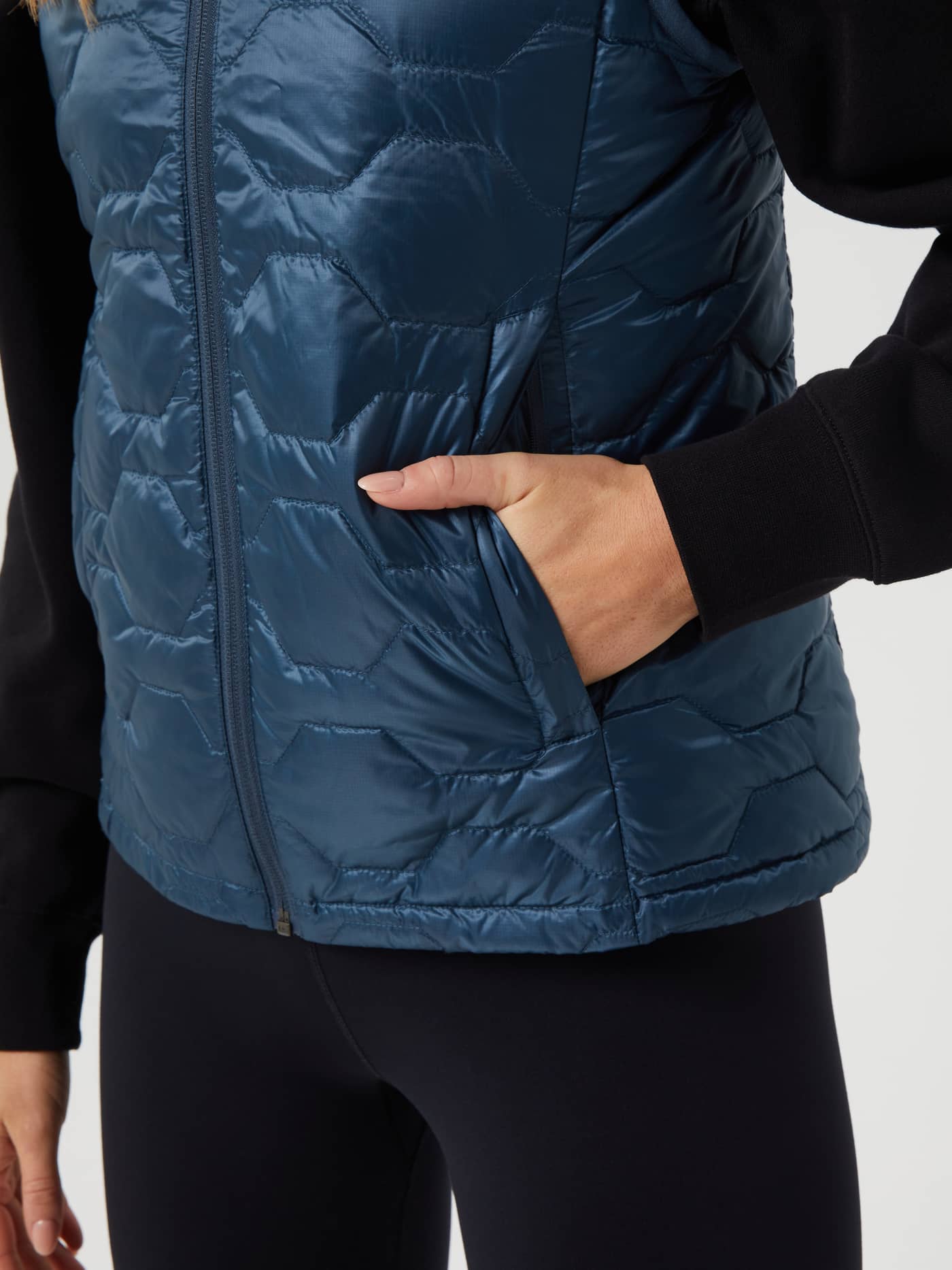 Borg Down Liner Vest pour femme Midnight Navy (Bleu marine), texture ripstop matelassée et poche latérale. - Image 5