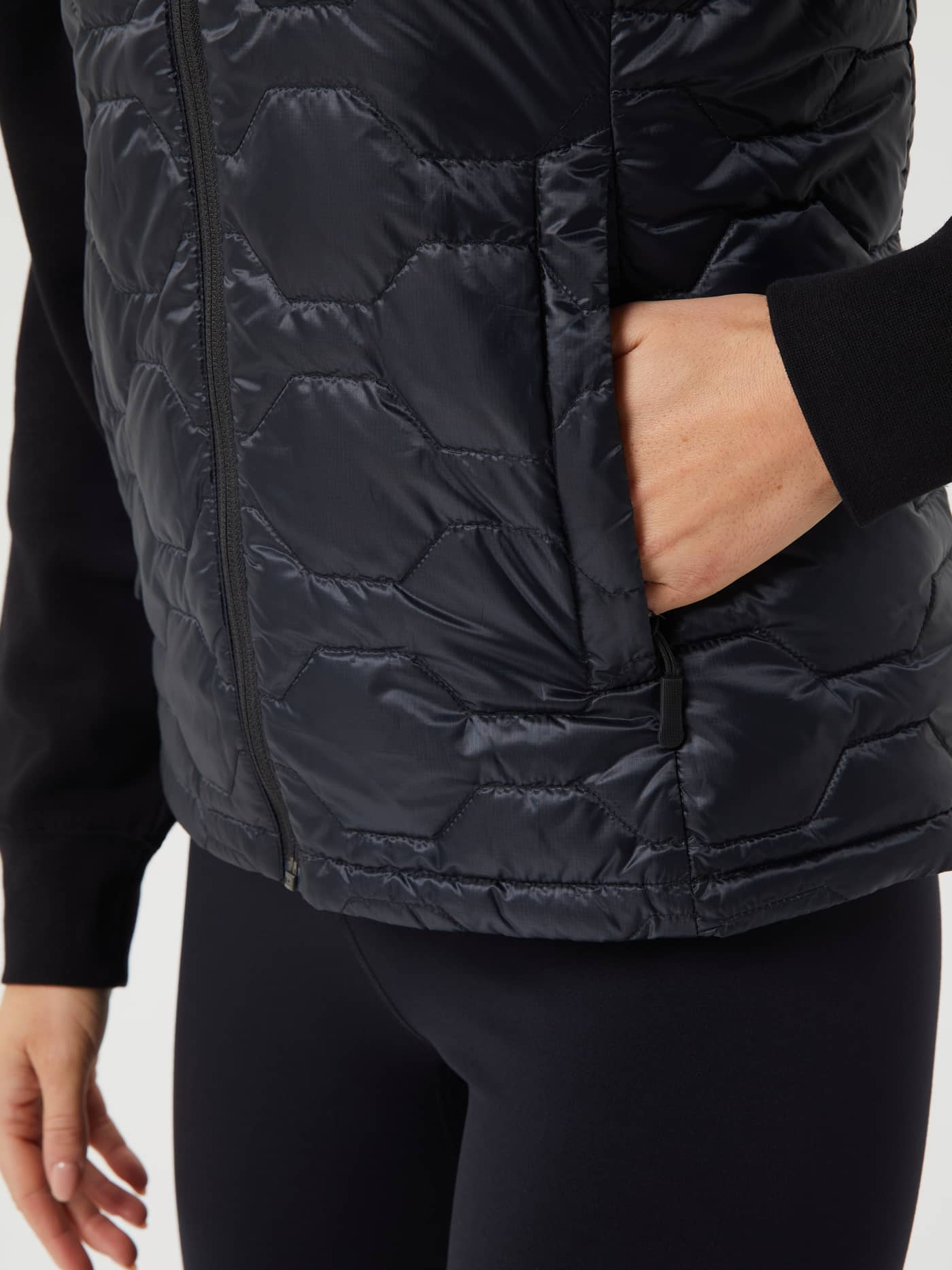 Nahaufnahme der gesteppten Borg Down Liner Vest aus Ripstop in Black Beauty (Schwarz) mit Fokus auf die Seitentasche. - Image 5