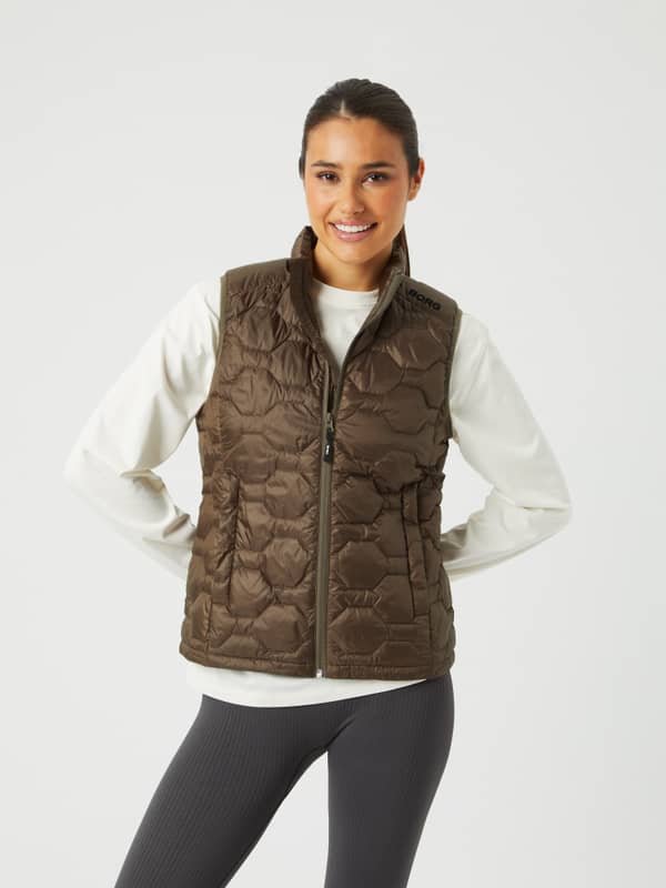 Borg Down Liner Vest i Tarmac (Brun) sedd framifrån med en snygg passform, kviltad struktur och svart logotyp.