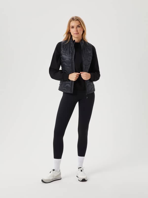 Borg Down Liner Vest i Black Beauty (Svart) sedd framifrån i helfigur, en quiltad väst med snygg passform för dam.