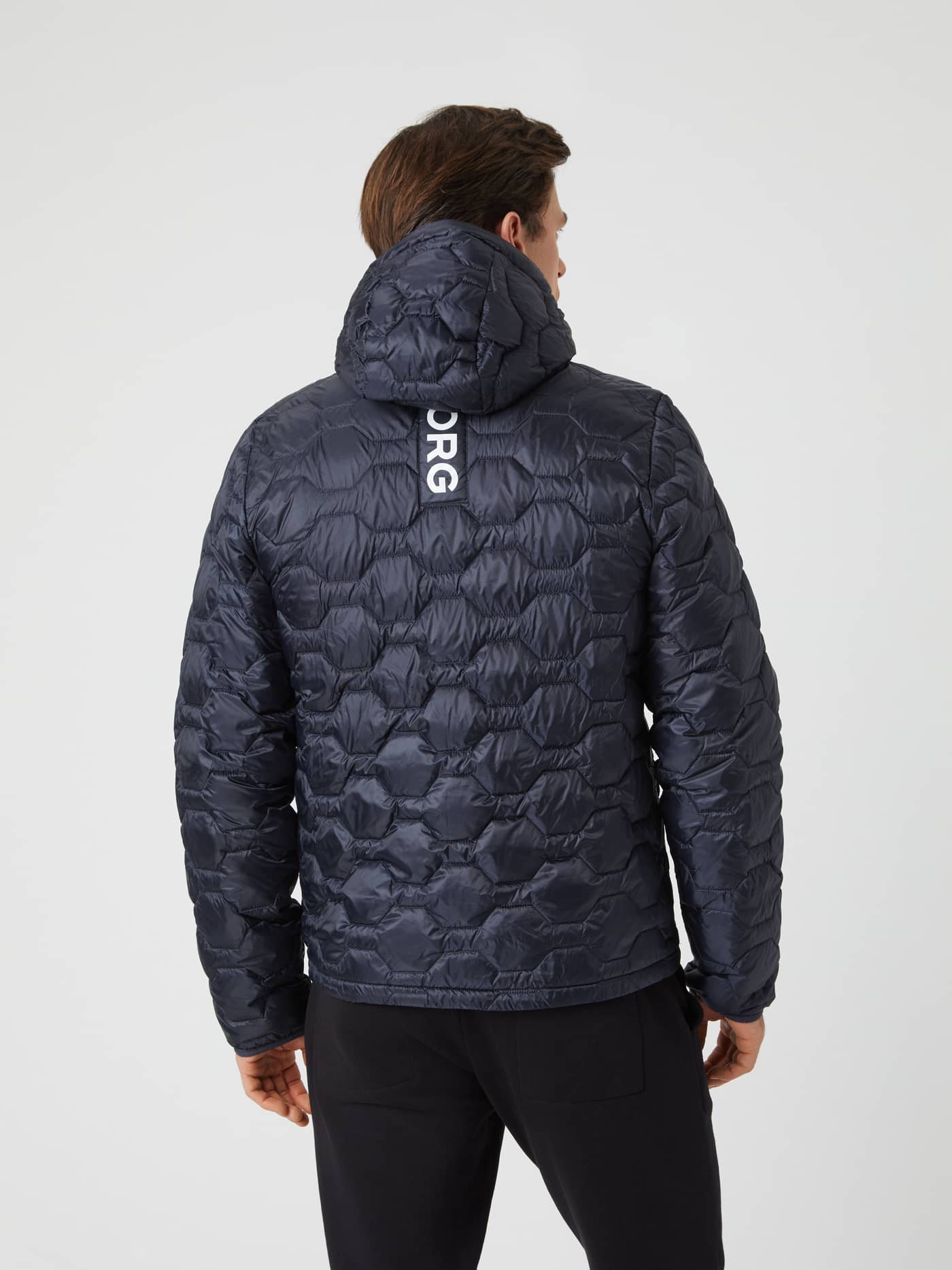 Borg Down Liner Jacket i Night Sky (Marinblå) sedd bakifrån med ett vitt logoband på den quiltade ryggen. - Image 3