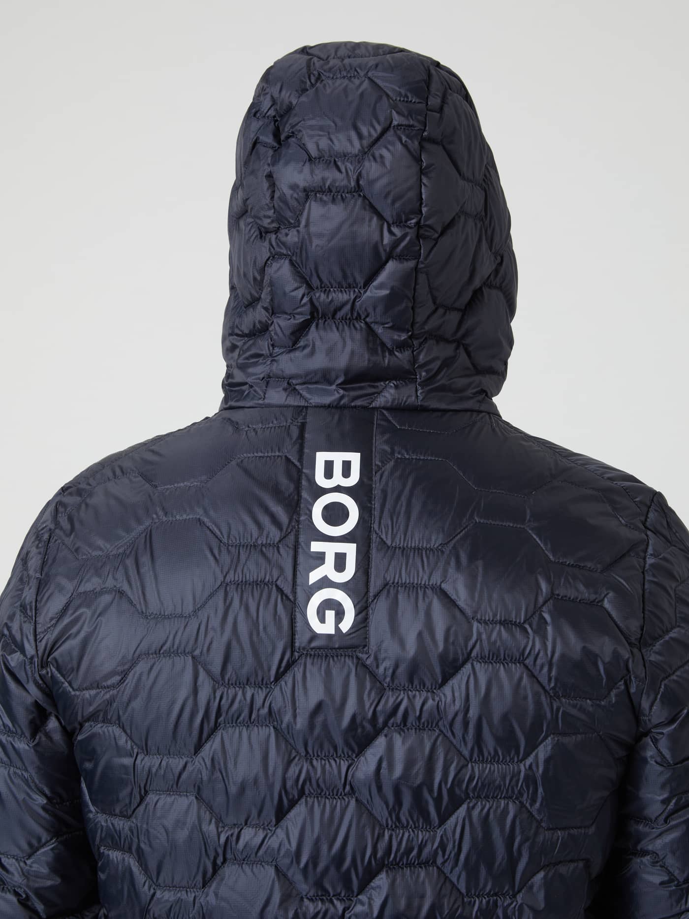 Vy bakifrån på quiltad ripstop Borg Down Liner Jacket i Night Sky (Blå) med ett vitt logoband på ryggen. - Image 5