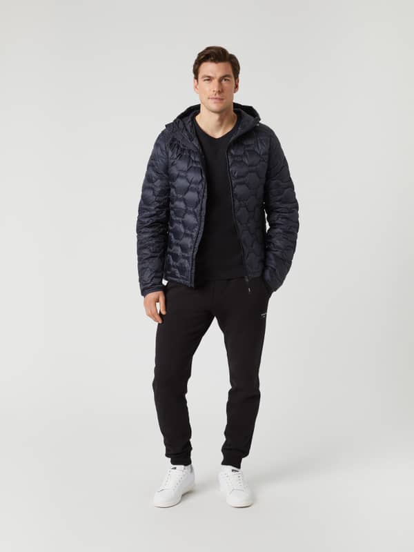 Borg Down Liner Jacket i Night Sky (Blå) och svarta joggers sedda framifrån i helfigur på en man för en funktionell stil.
