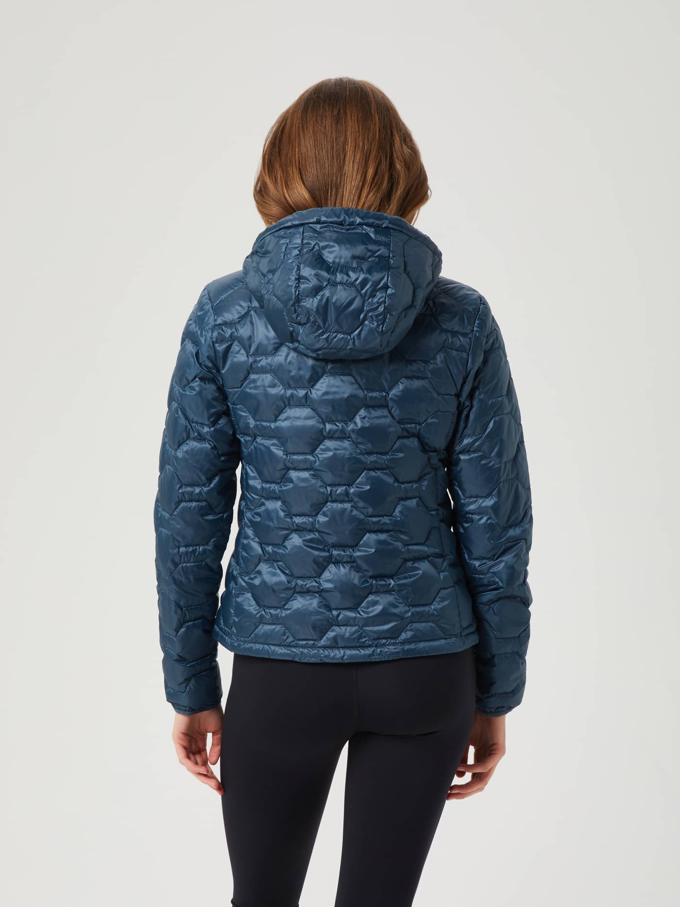 Vue de dos d'un mannequin portant la Borg Down Liner Jacket matelassée en Midnight Navy (Marine) avec capuche. - Image 4