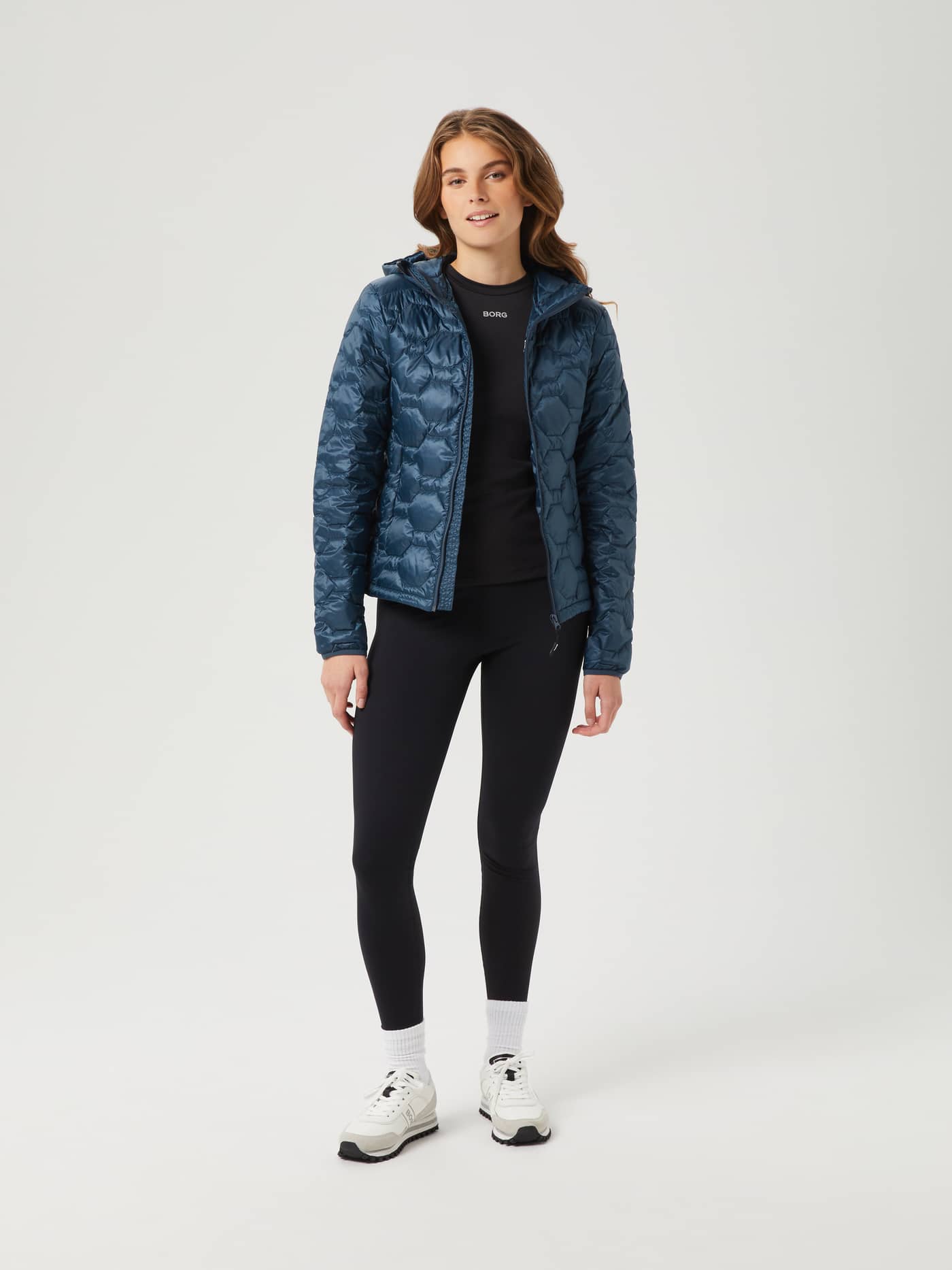 Vue de face d'une femme en Borg Down Liner Jacket Midnight Navy (Marine), veste en duvet alliant style et performance. - Image 3