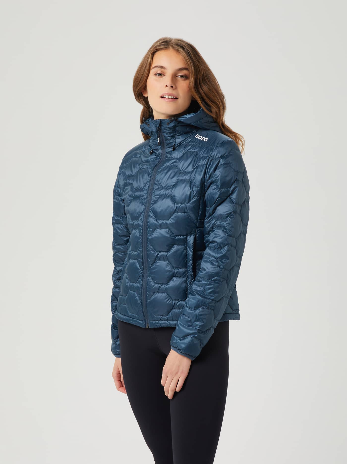 Vue de face d'un mannequin portant la Borg Down Liner Jacket Midnight Navy (Marine) avec fini matelassé et logo blanc. - Image 2