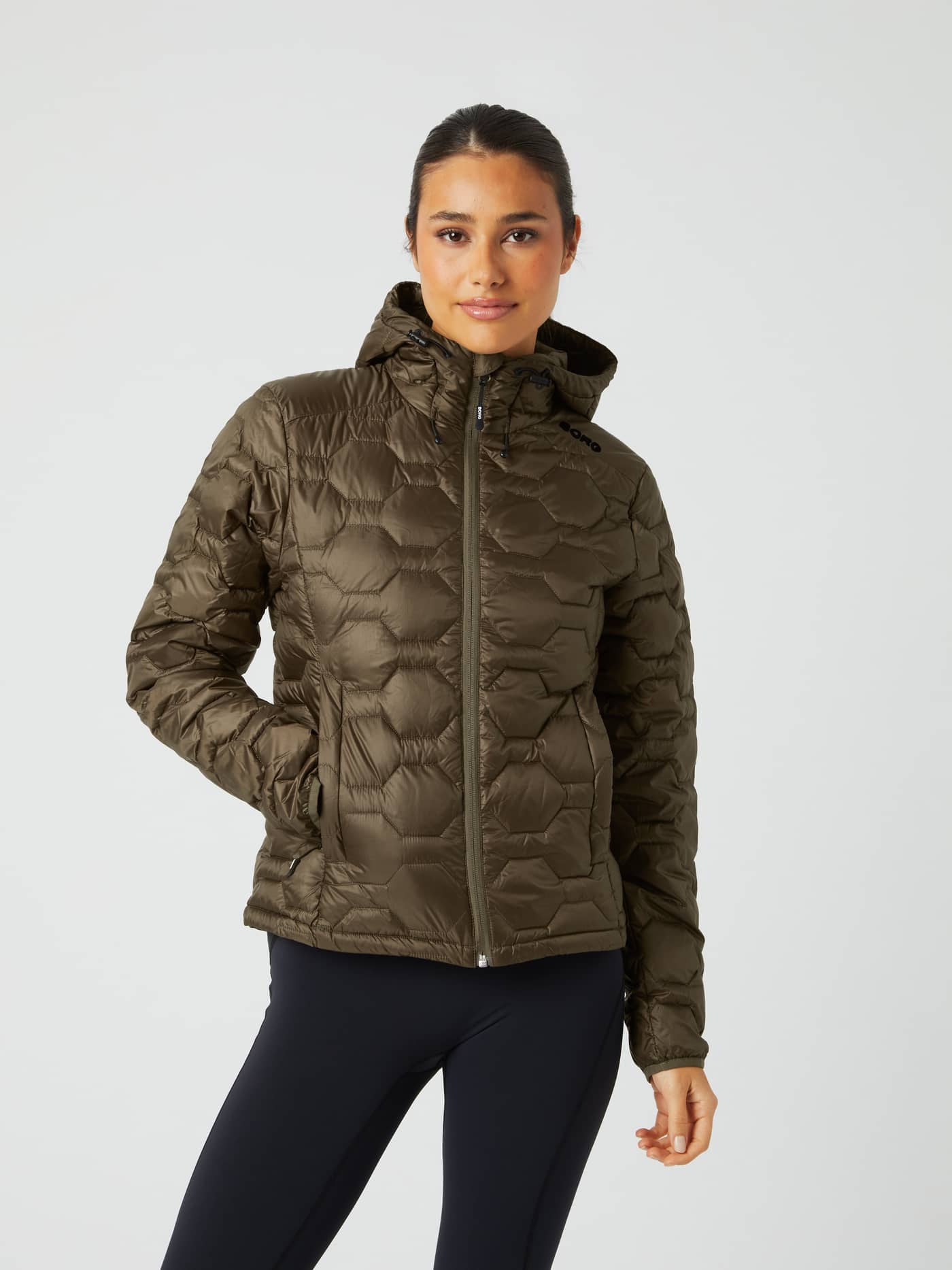 Vorderansicht einer Frau in der Borg Down Liner Jacket in Tarmac (Braun) mit schwarzem Logo und regulärer Passform. - Image 1