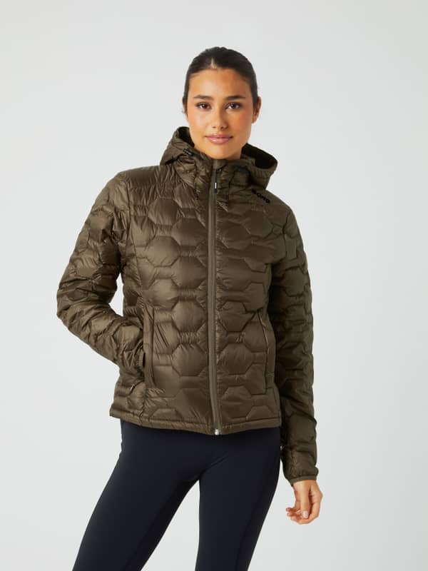 Borg Down Liner Jacket i Tarmac (Brun) med regular fit och en svart logotyp för dam sedd framifrån.