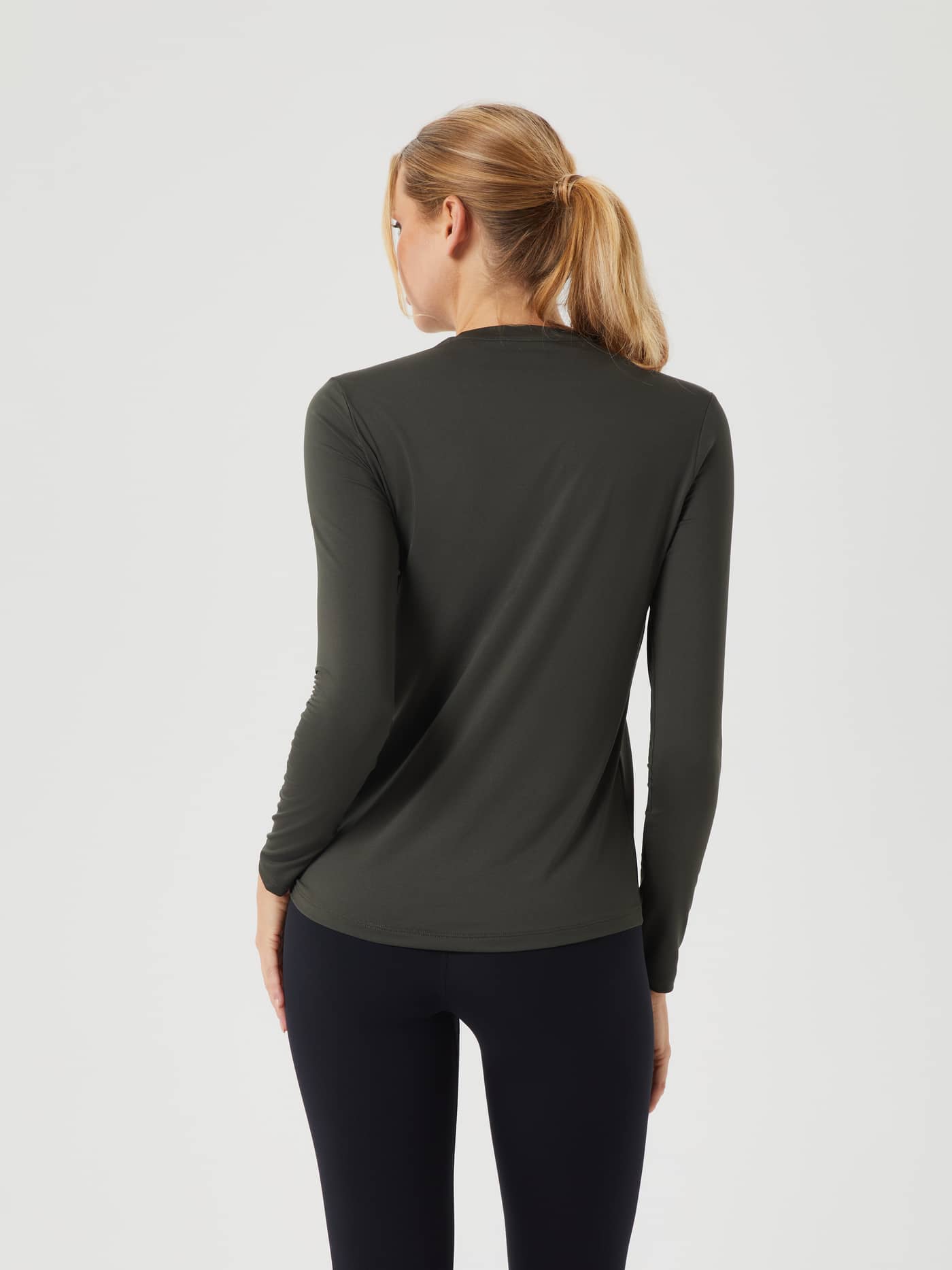 Vista posterior de una modelo con la Borg Long Sleeve T-Shirt en Peat (Verde) con ajuste ideal de entrenamiento. - Image 2