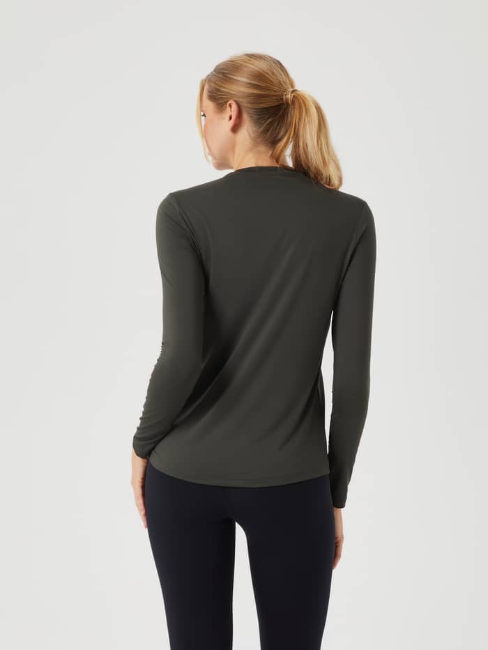 Achteraanzicht van de Borg Long Sleeve T-Shirt in Peat (Groen) met een stijlvolle pasvorm voor training. - Image 2
