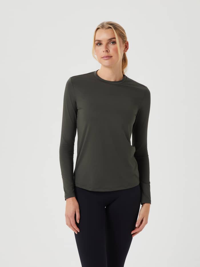 Front view of a model wearing the Björn Borg Borg Long Sleeve T-shirt in the color Peat.