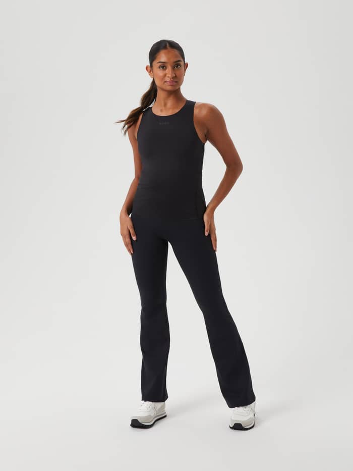 Vue de face d'une femme portant le Studio 2 In 1 Tank en Black Beauty (Noir) en polyester recyclé pour l'entraînement. - Image 4