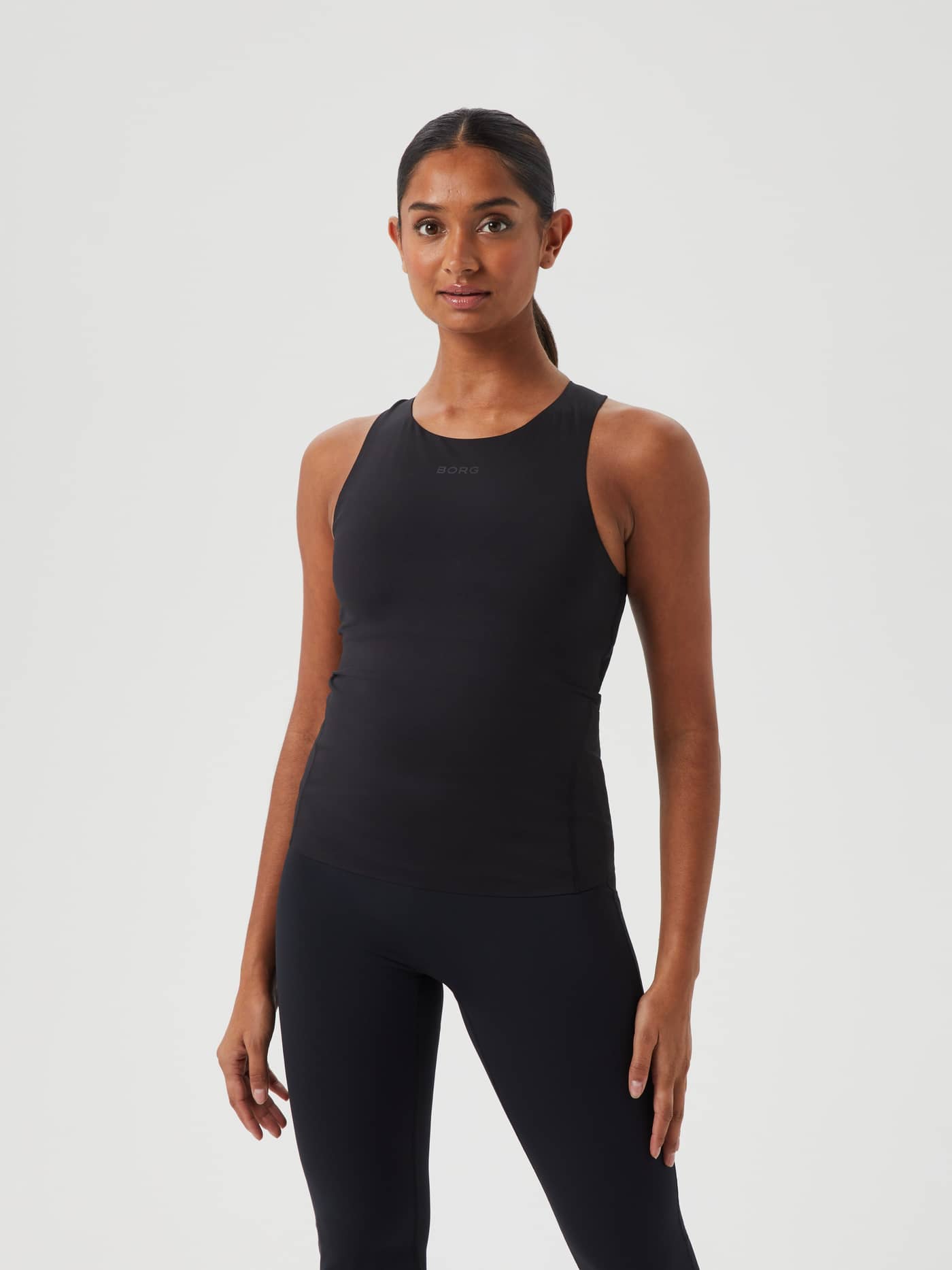 Vorderansicht eines Models im schmalen Björn Borg Studio 2 In 1 Tank in Black Beauty (Schwarz) für das Training. - Image 2
