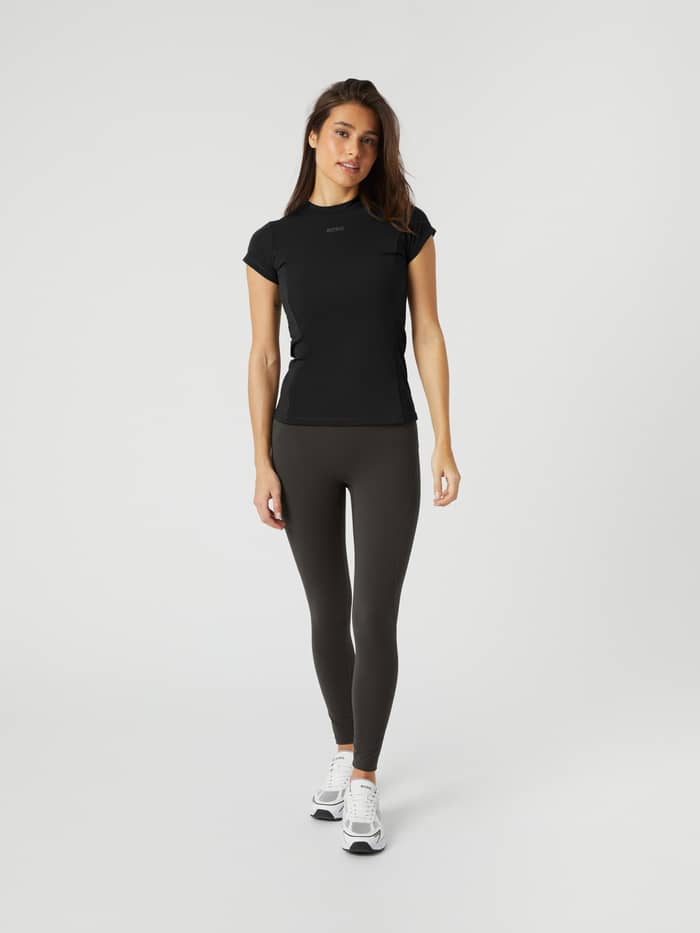 Modell i helfigur framifrån i Borg Reform Premium Tights i Peat (Grön) med smal passform för träning.