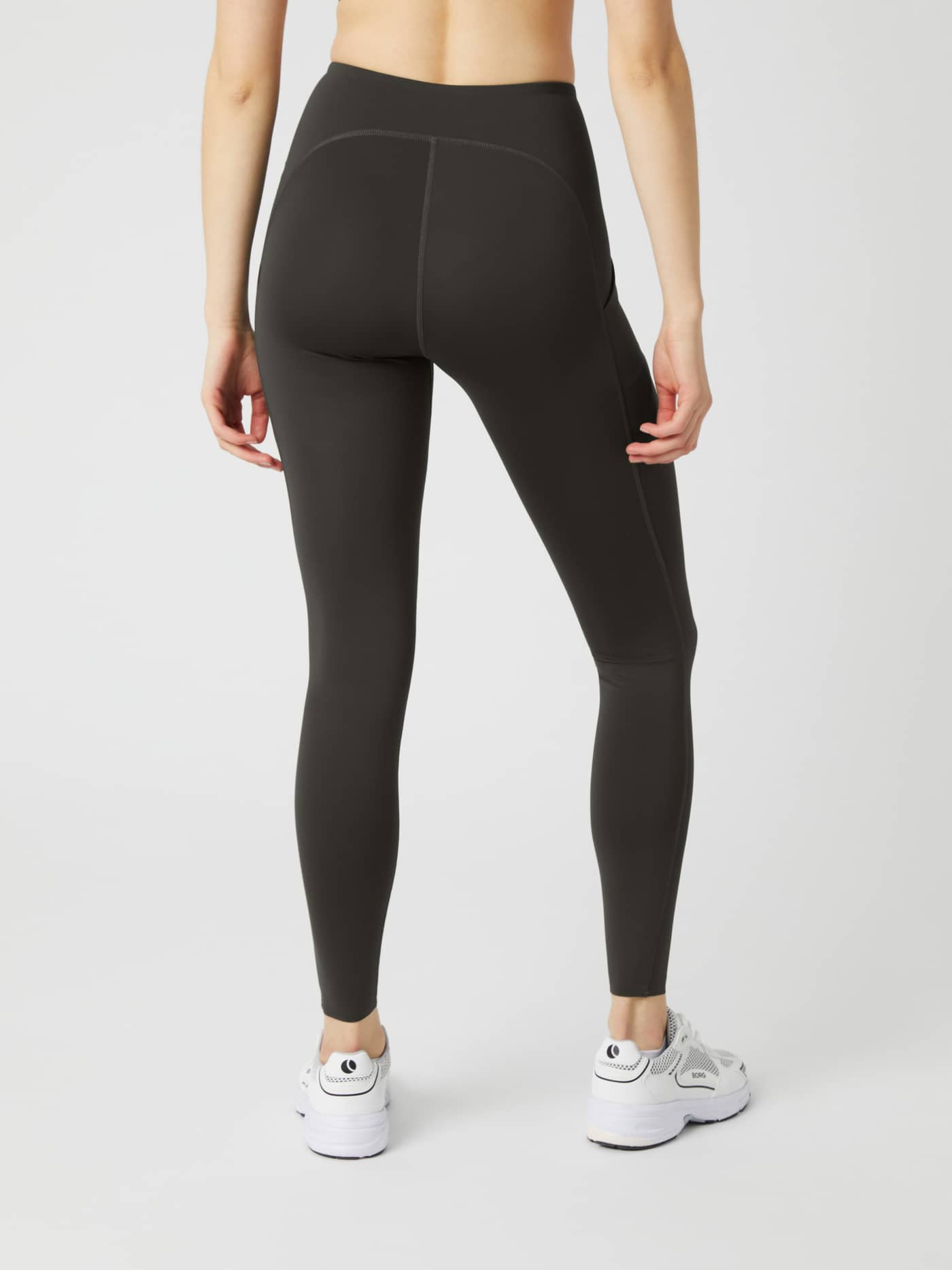 Borg Reform Premium Tights in Peat (Groen) met een slim fit voor damestraining, getoond in achteraanzicht. - Image 3