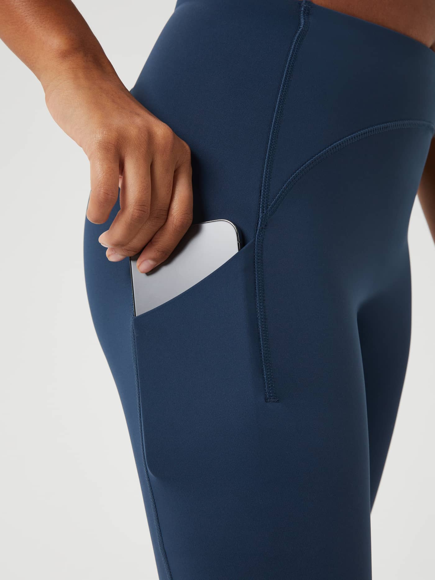 Detail van het telefoonzakje op de high-stretch Borg Reform Premium Tights in Midnight Navy (Blauw) voor training. - Image 5