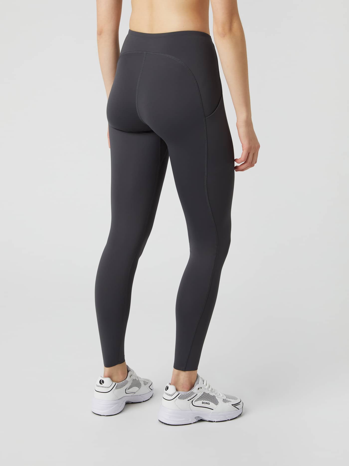 Achteraanzicht van de Borg Reform Premium Tights in Asphalt (Grijs) met een slanke pasvorm voor training. - Image 4