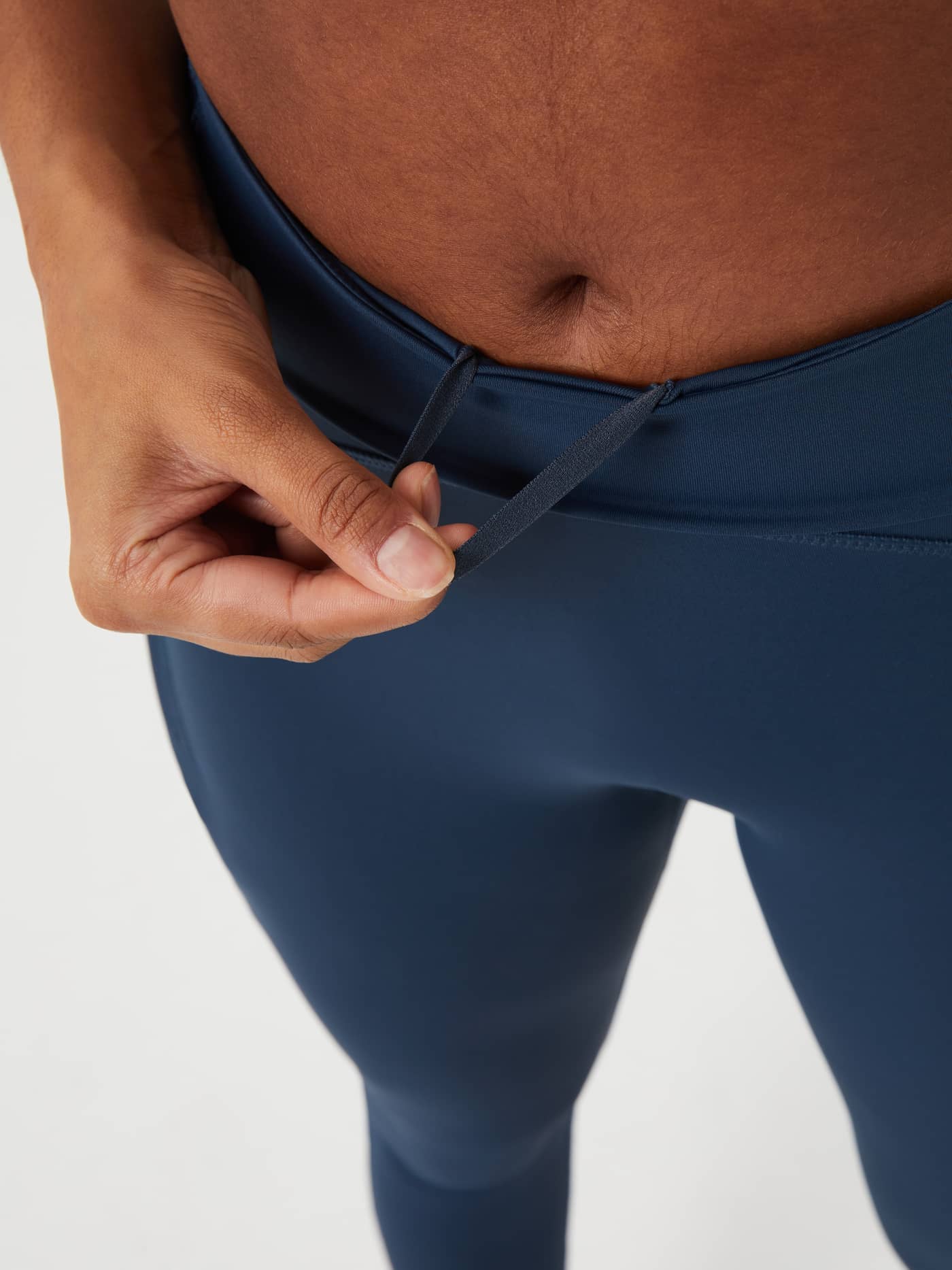 Close-up van de elastische koordlus op de high-waist Borg Reform Premium Tights in Midnight Navy (Blauw) voor training. - Image 6