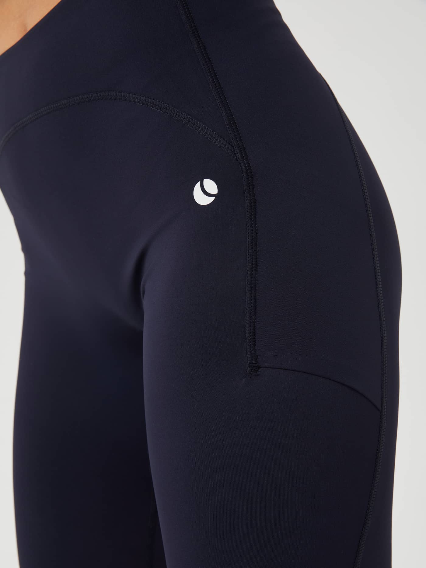 Nærbillede af sidelomme og hvidt logo på slim-fit Ace Biker Shorts i Night sky (Mørkeblå) til tennis. - Image 4