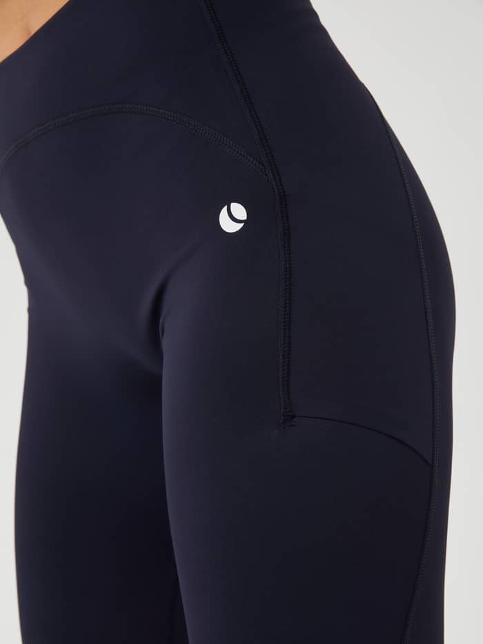 Close-up of the side pocket and white logo on the slim-fit Ace Biker Shorts in Night sky (Navy) for tennis. - Image 4