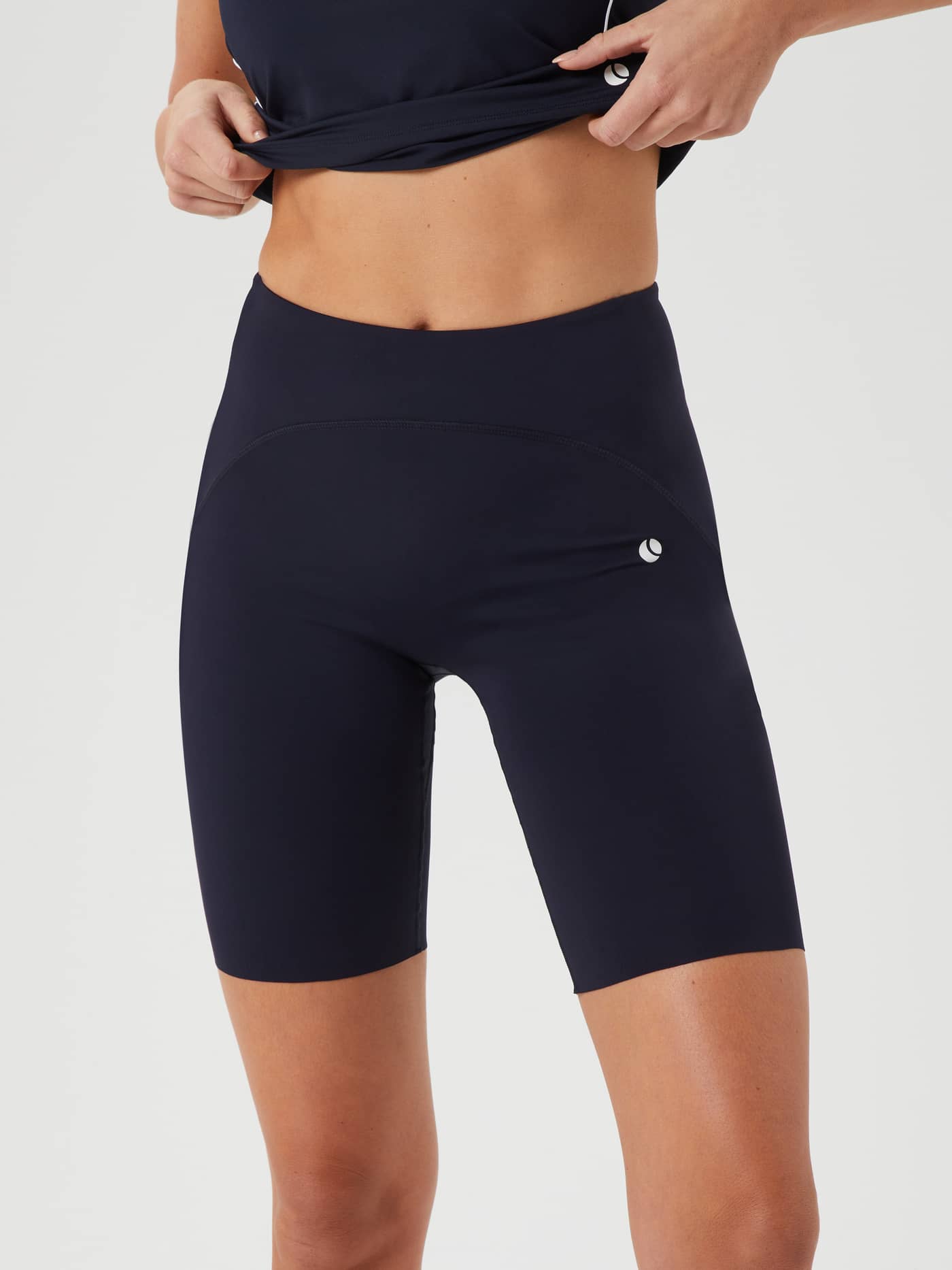 Vue de face de l'Ace Biker Shorts en Night sky (Bleu marine) ajusté, idéal pour le tennis. - Image 1