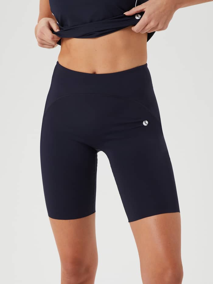 Slim-fit Ace Biker Shorts in Night sky (Marineblauw) met wit logo, ideaal voor tennis, getoond in vooraanzicht.