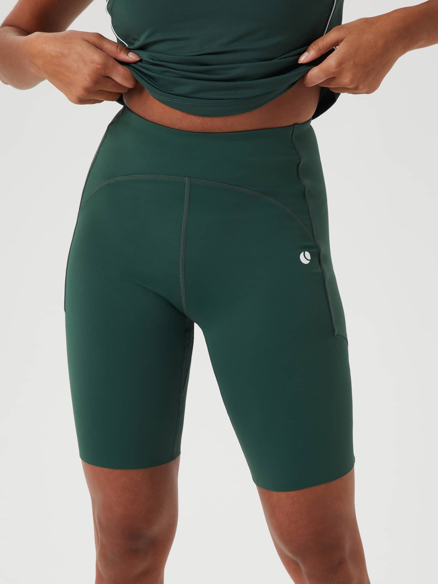 De Ace Biker Shorts in Sycamore (Groen) voor tennis met een hoge taille, slanke pasvorm en een wit tennisballogo. - Image 1