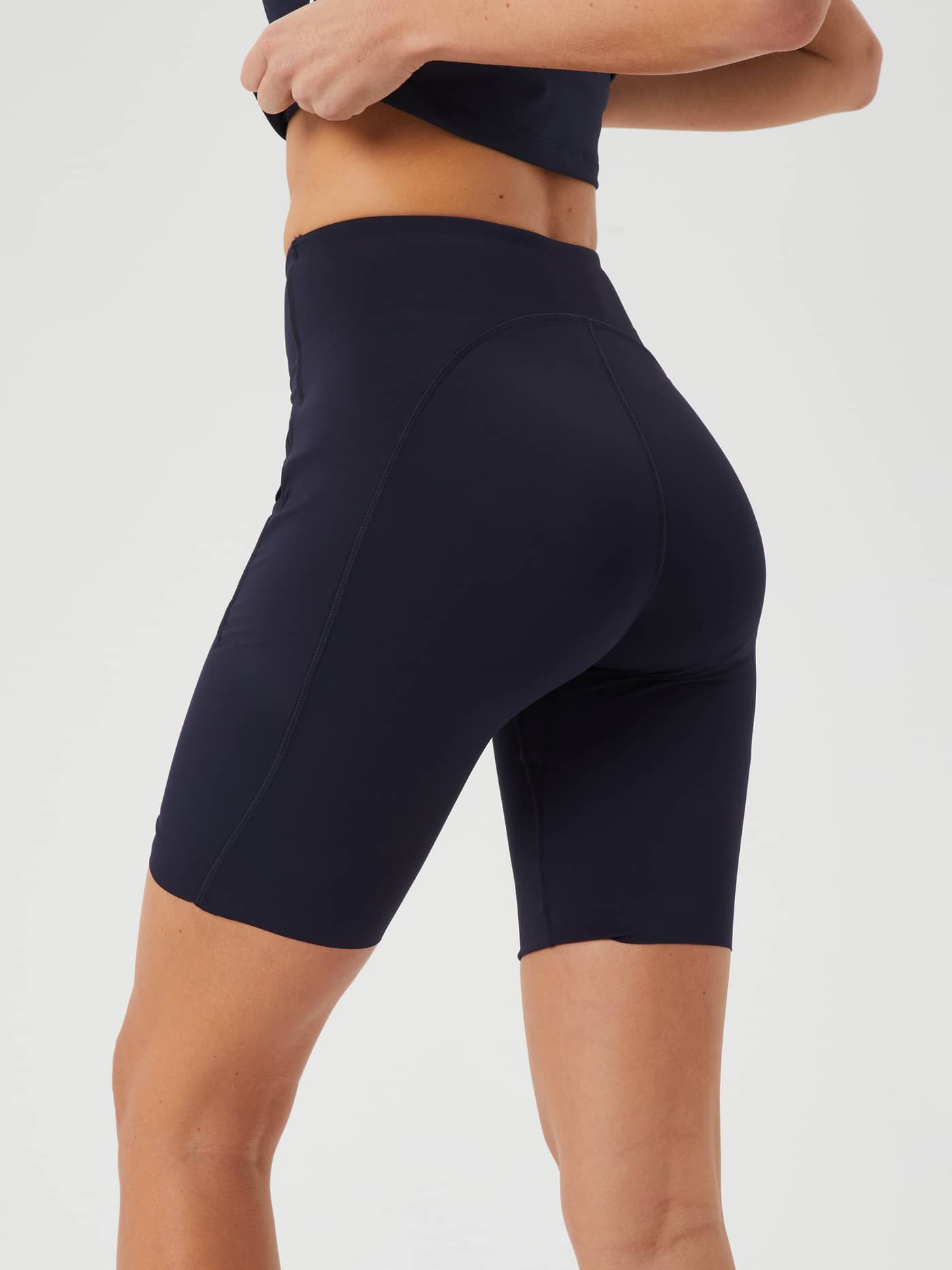 Ace Biker Shorts i Night sky (Marineblå) set fra siden med en slank pasform ideel til tennis. - Image 3