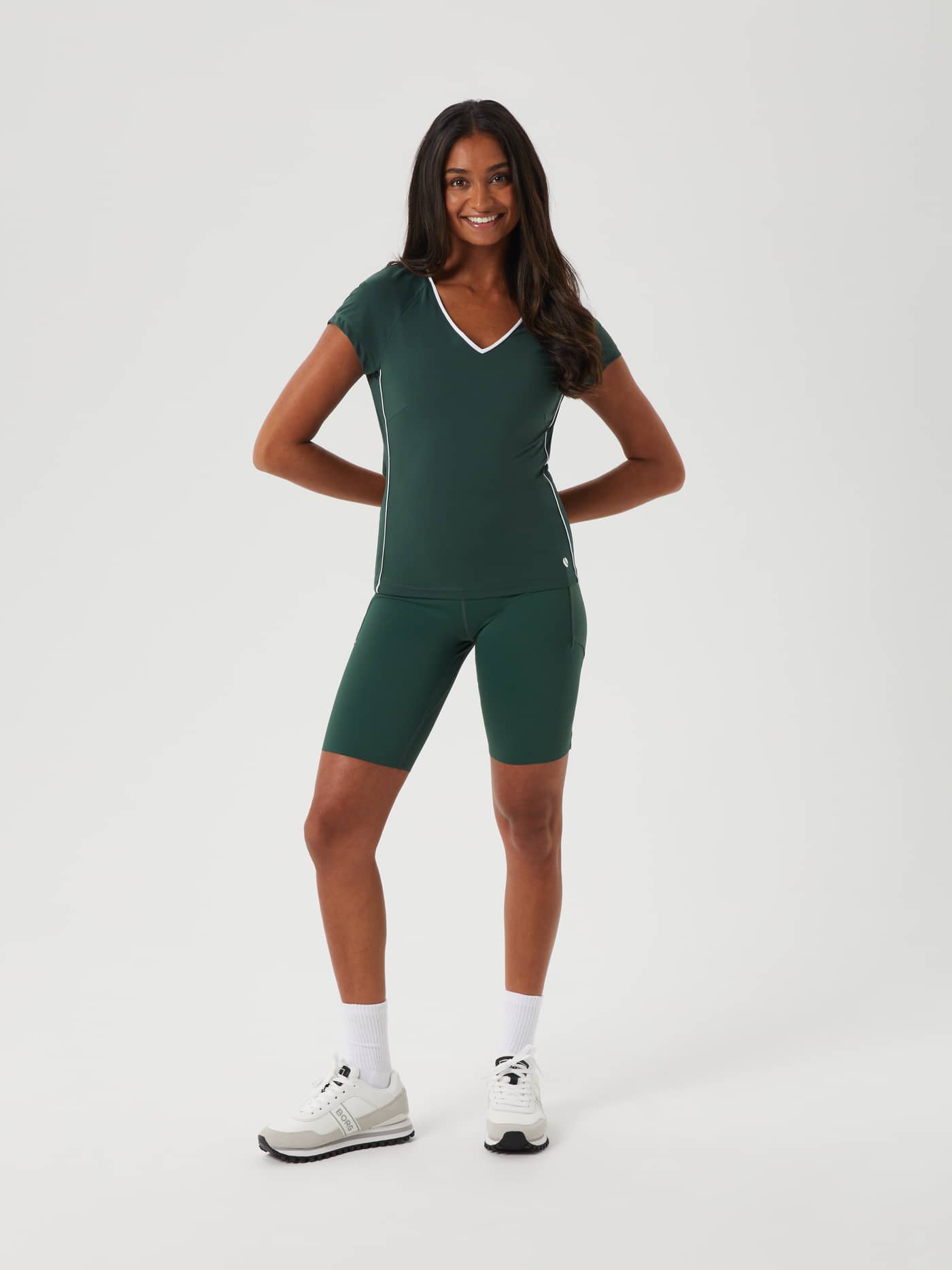 Björn Borg Ace Biker Shorts in Sycamore (Groen), een slim fit damesshort voor tennis in een volledig vooraanzicht. - Image 3