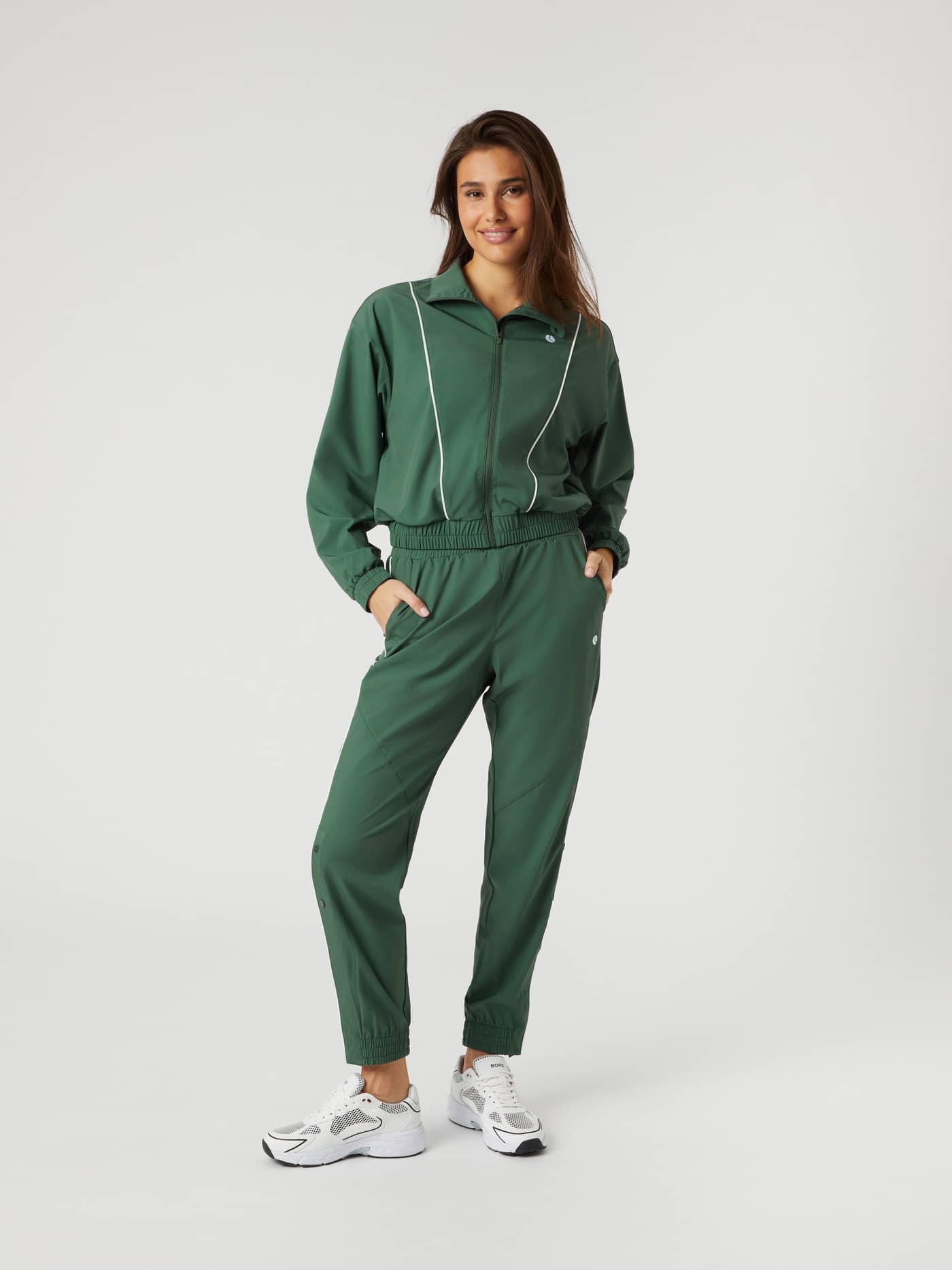 Ace Woven Track Jacket i Cilantro (Grønn) sett forfra, en stilig sportsjakke med feminin passform ideell for tennis. - Image 3