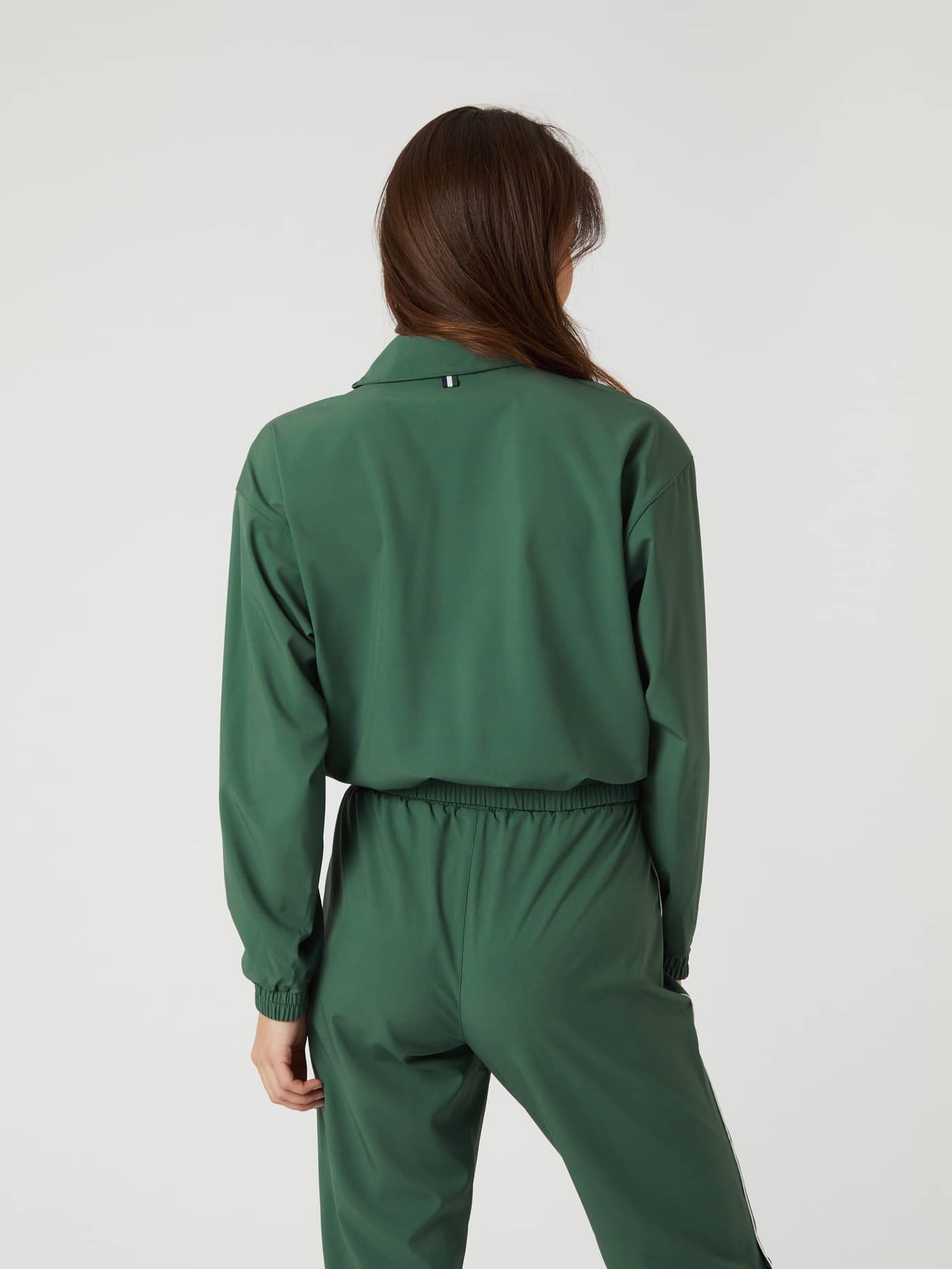 Ace Woven Track Jacket i Cilantro (grønn) sett bakfra, en treningsjakke med normal passform perfekt for tennis. - Image 2