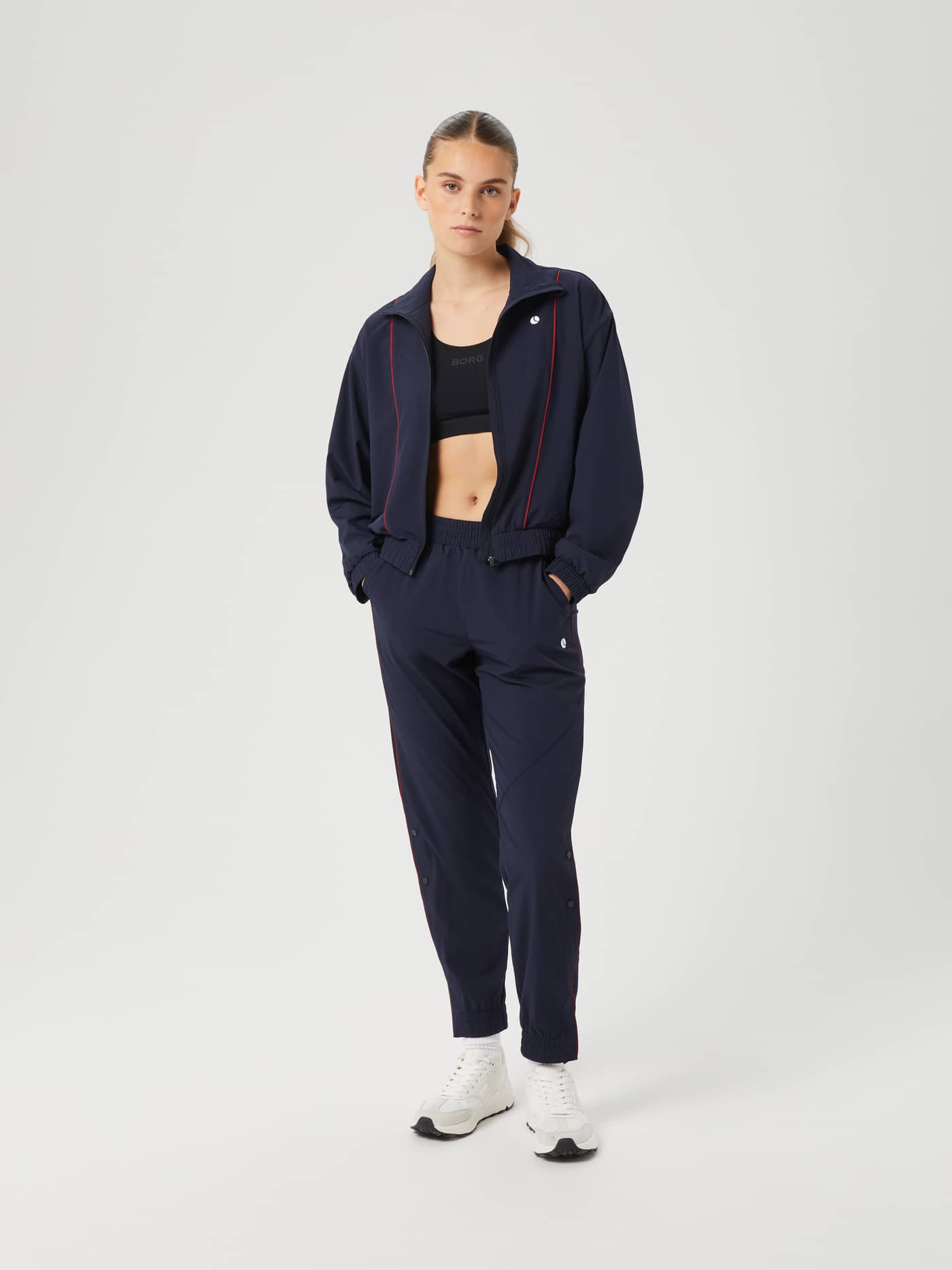 Ace Woven Track Jacket til dame i Night sky (marineblå) med hvit tennisball-logo, sett forfra i helfigur. - Image 3