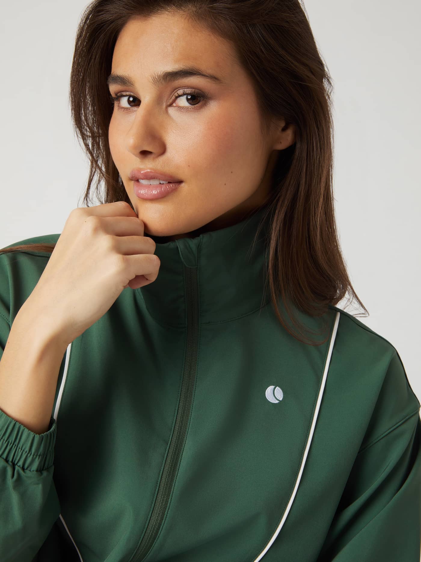 Ace  Woven Track Jacket i Cilantro (Grønn) med hvit tennisball-logo, stilfull og velsittende sportsjakke for tennis. - Image 5