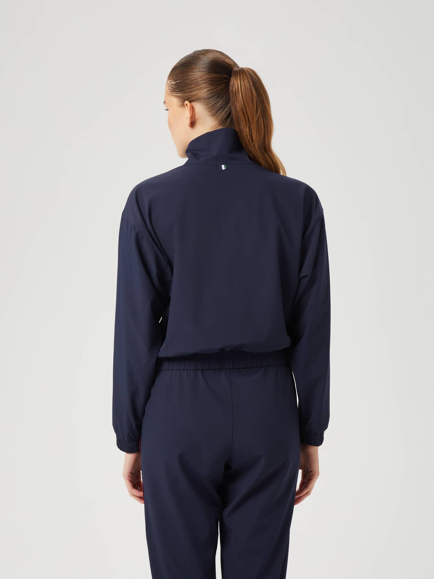 Ace Woven Track Jacket i Night sky (marineblå) sett bakfra, en stilfull tennisjakke for kvinner med god passform. - Image 2
