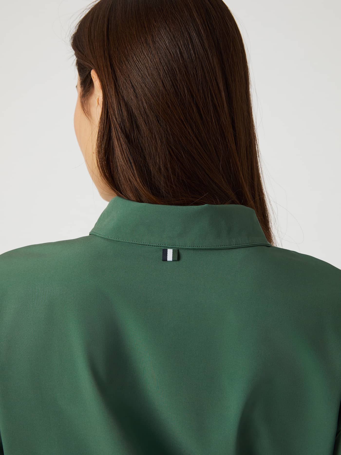 Nærbilde bakfra av Ace  Woven Track Jacket i Cilantro (Grønn) med vevd Ace-tape for tennisstil. - Image 4