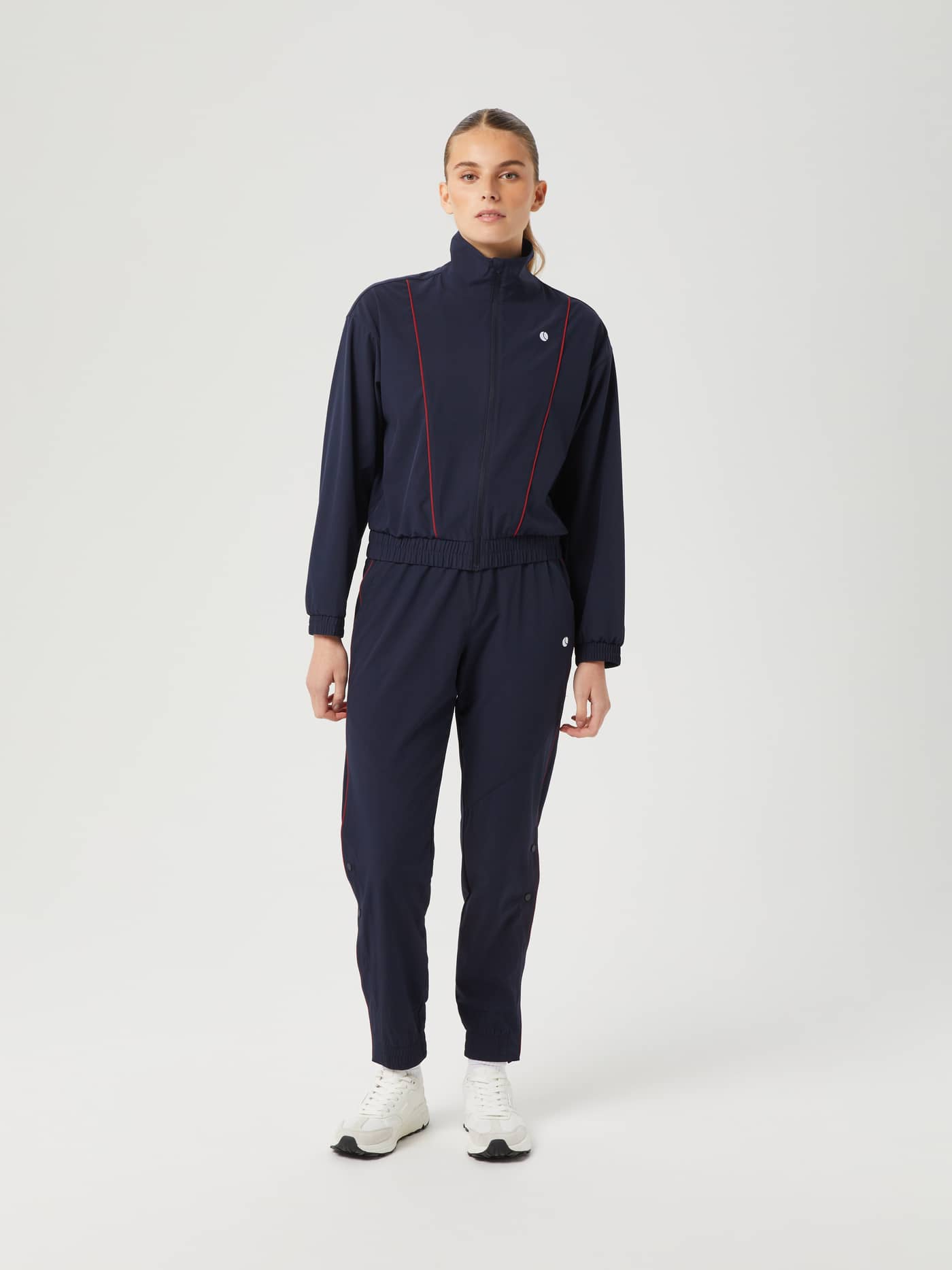 Ace Woven Track Jacket i Night sky (marineblå) til tennis med normal passform, sett som heldekkende figur forfra. - Image 4