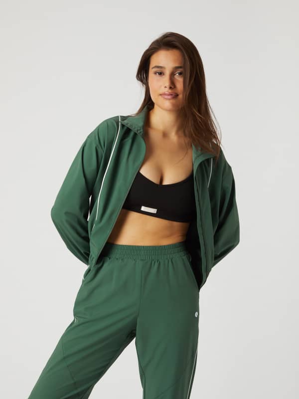 Ace Woven Track Jacket i Cilantro (Grønn) med normal passform for tennis og trening, sett forfra.