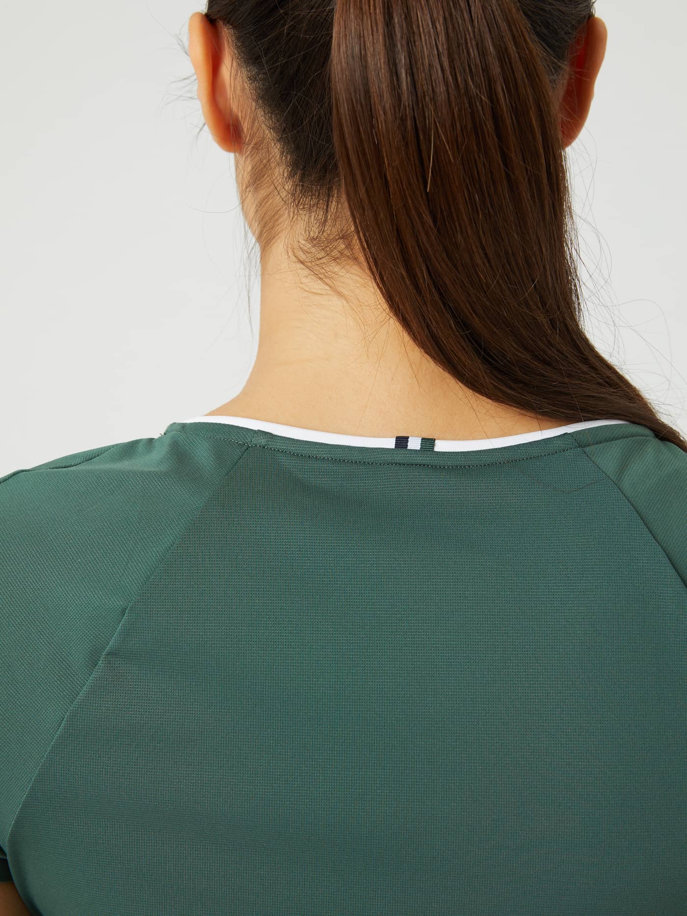 Close-up achteraanzicht van het Ace V T-Shirt in Cilantro (Groen) met gestreept neklint en een slanke pasvorm voor tennis. - Image 5