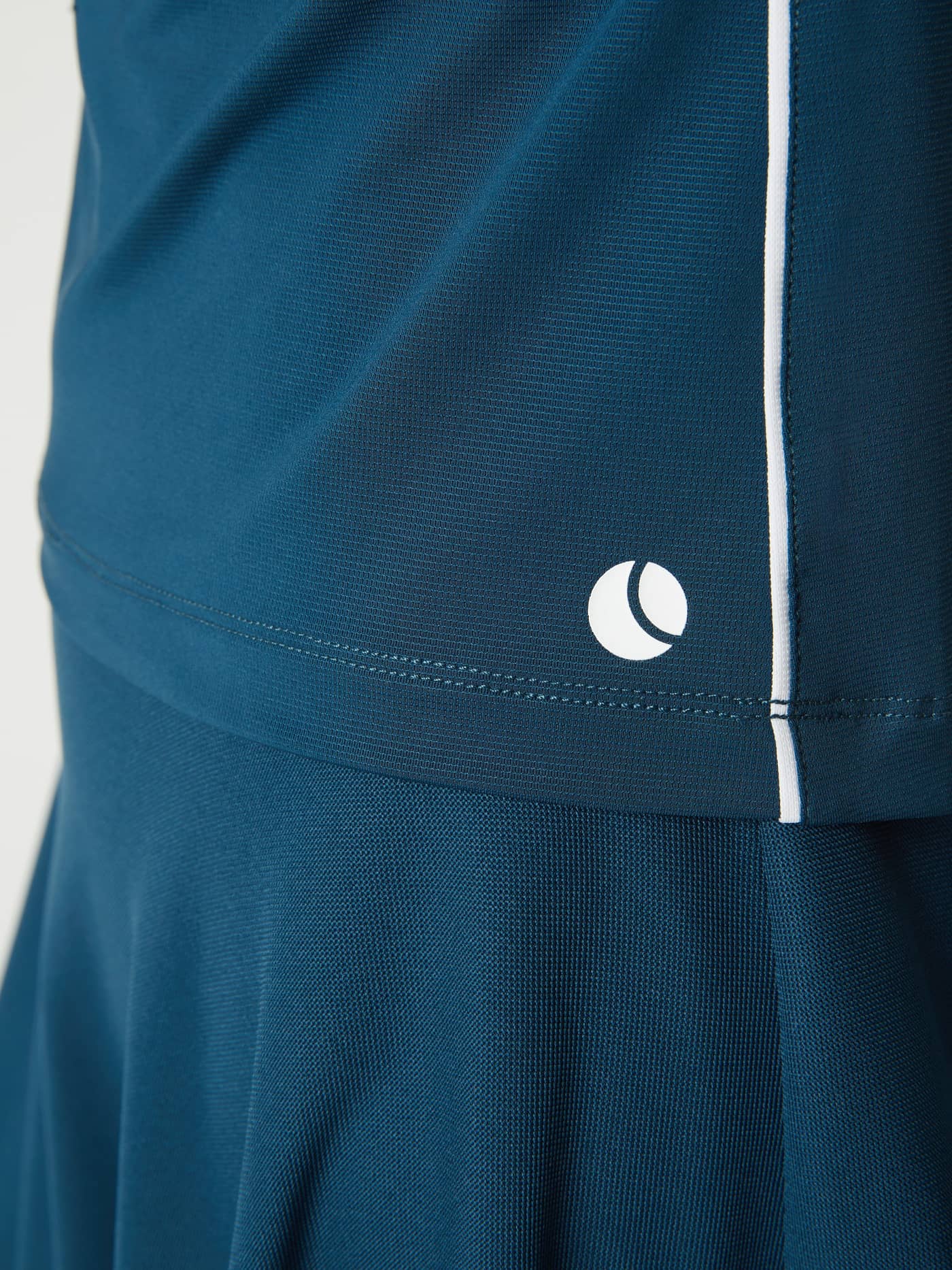 Ace V T-Shirt til dame i Moonlit Ocean (blå) med hvit tennisball-logo i resirkulert polyesterfiber, nærbilde. - Image 4