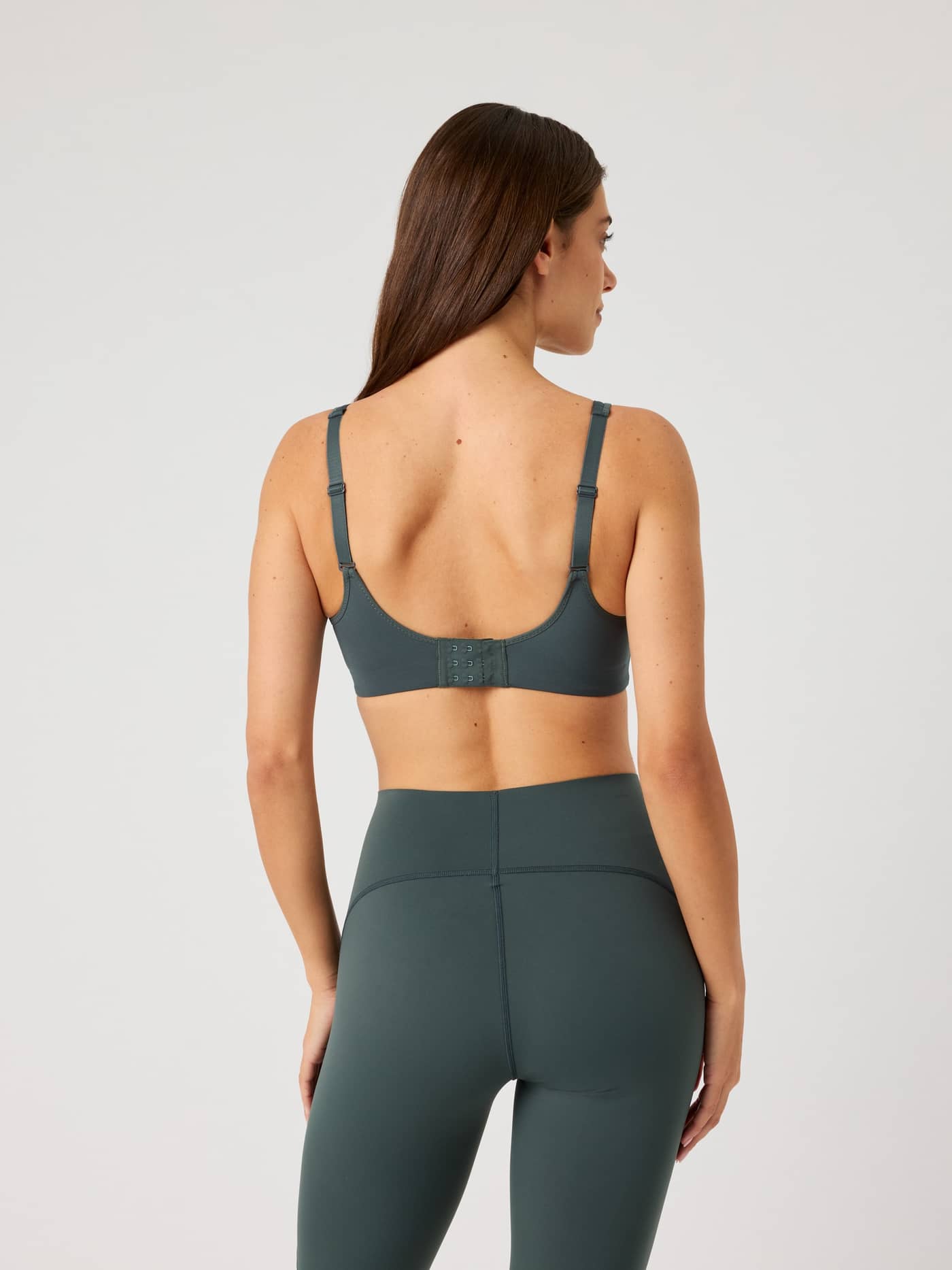 Vue de dos du Borg Reform Sports Bra en Urban Chic (Vert) avec maintien moyen et bretelles réglables pour l'entraînement. - Image 2