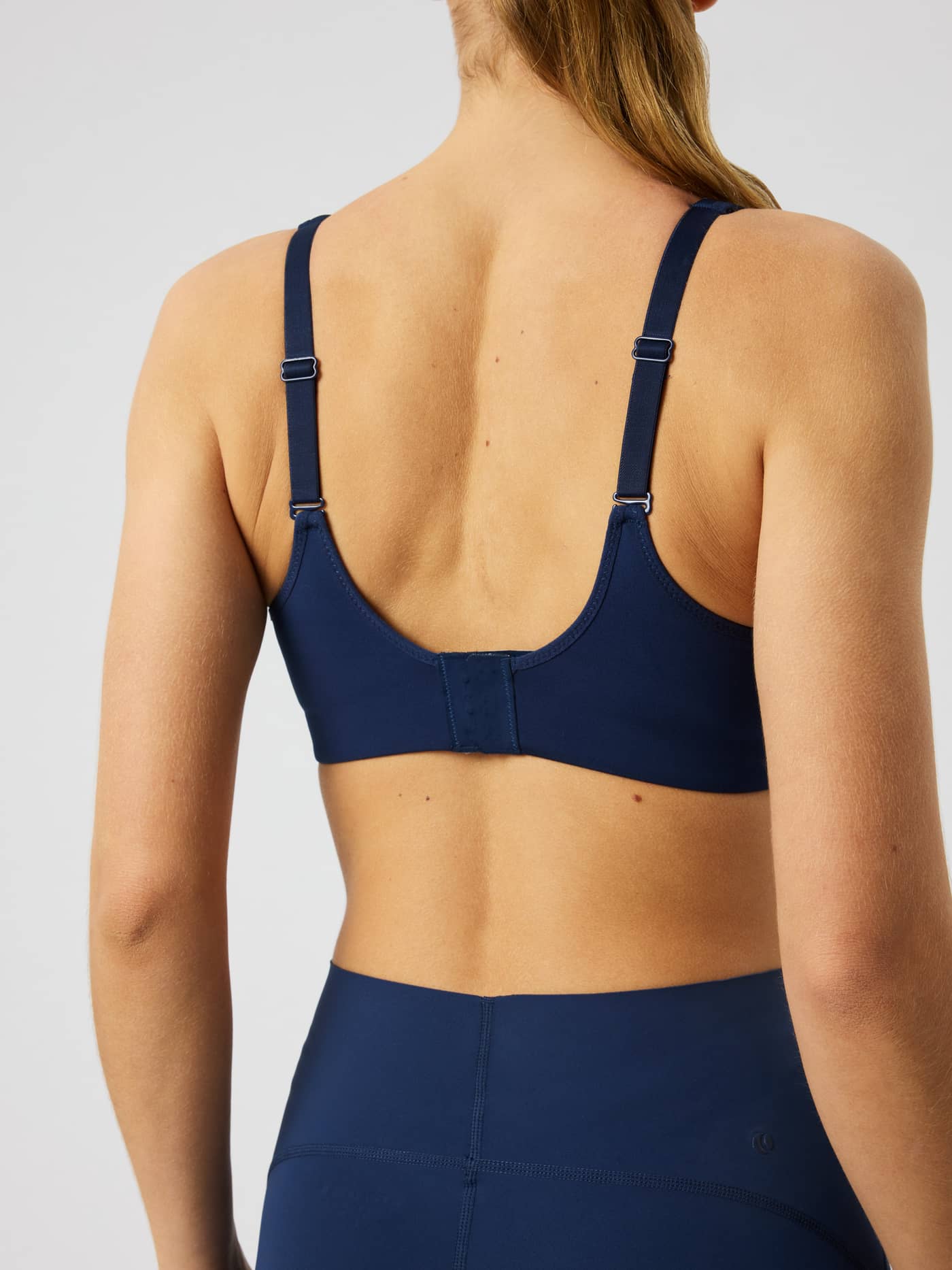 Vue de dos du Borg Reform Sports Bra en Dress Blues (marine) pour l'entraînement. - Image 4